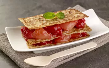 Millefeuilles de crêpes, compotée de pêches-framboises