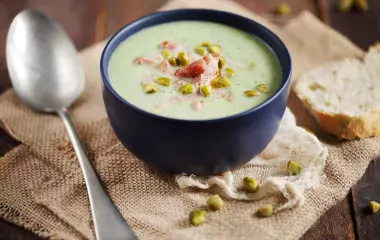 Potage de brocolis, ail et fines herbes
