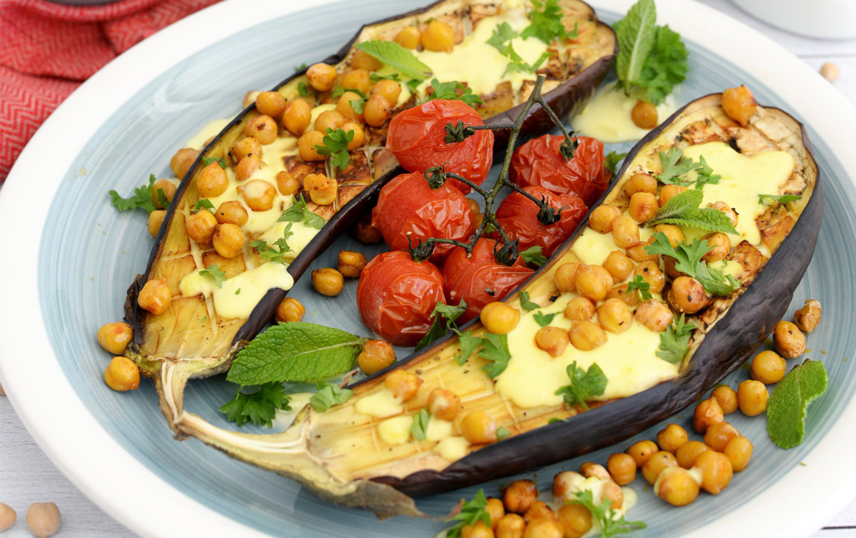 Aubergines, tomates et pois chiches rôtis, sauce curry au lait ribot