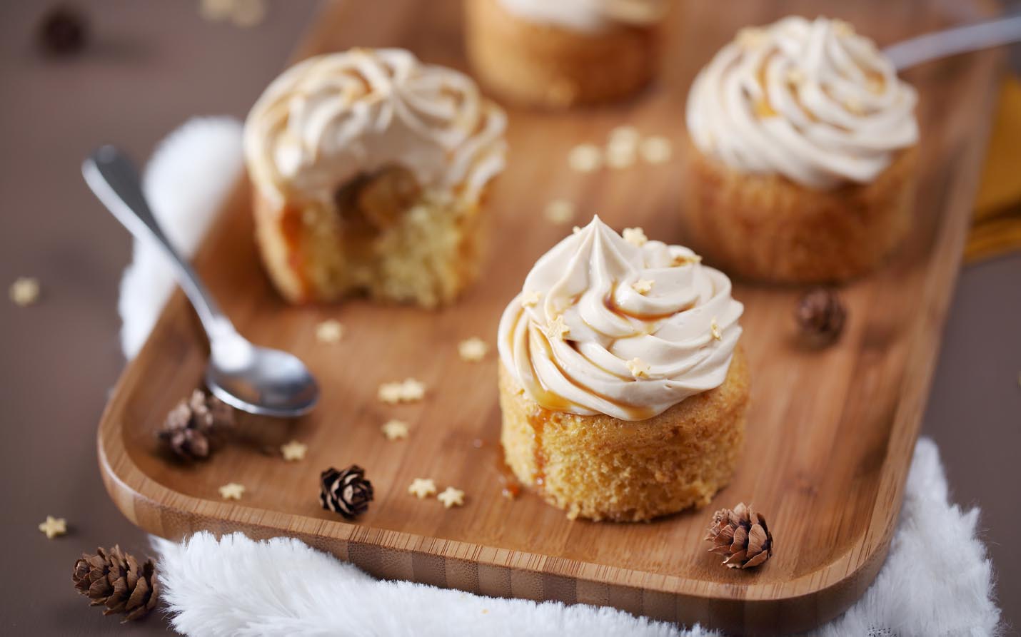 Muffins à la cannelle, cœur de poires et caramel