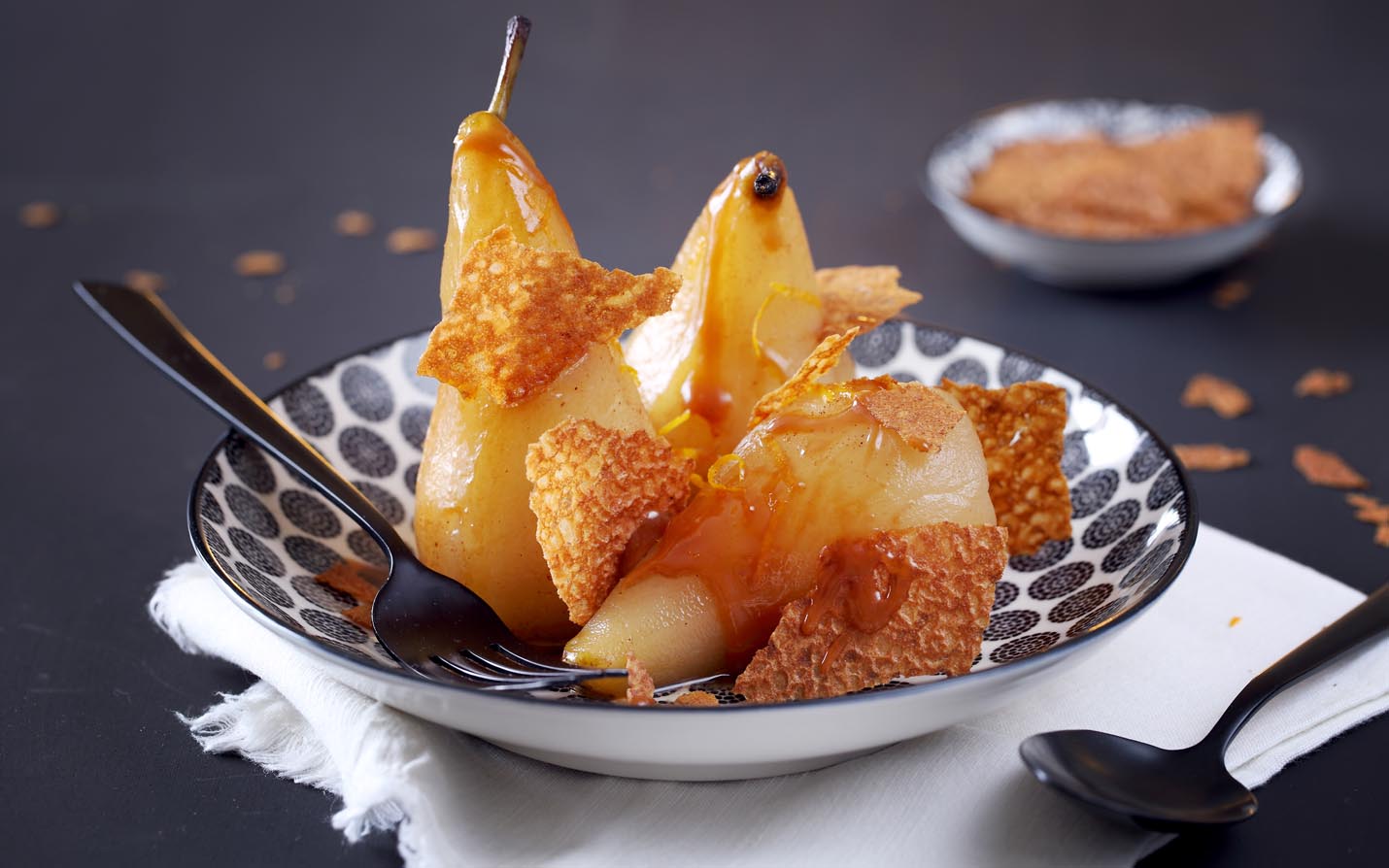 Poires pochées aux zeste d'orange et chips de crêpe