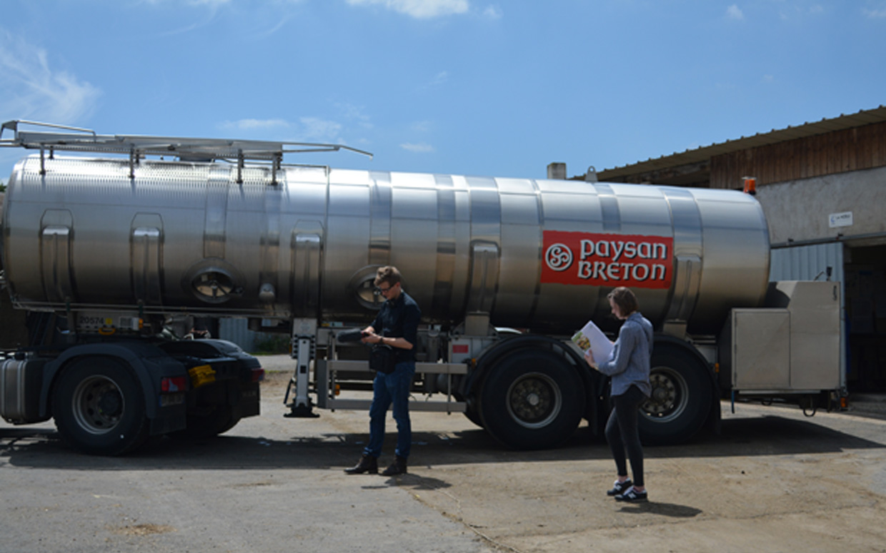 Le camion-citerne du chauffeur laitier Paysan Breton