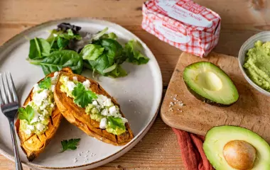 Patate douce rôtie, guacamole et feta