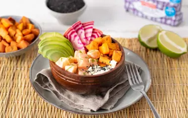 Poke bowl à la patate douce caramélisée et saumon mariné