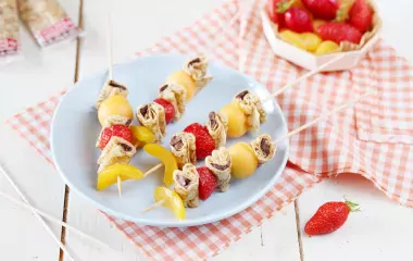 Brochettes de fruits et Crêpes Fourrées au Fondant et Morceaux de Chocolat