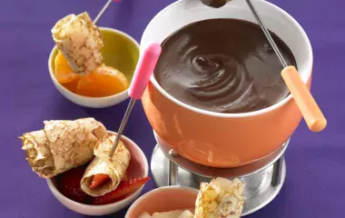 Mini crêpes roulées et fondue au chocolat