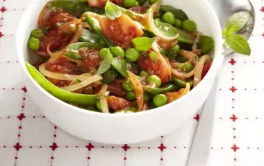 Poêlée de petits pois, haricots plats et tomates aux herbes