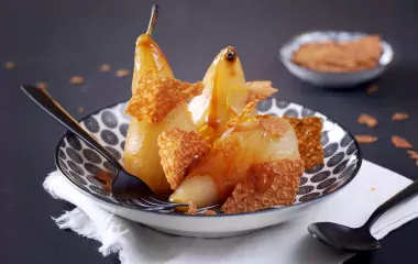 Poires pochées aux zeste d'orange et chips de crêpe