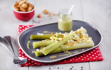 Poireaux en vinaigrette, œufs durs et crumble aux cristaux de sel