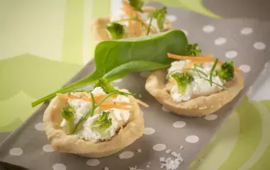 Minitaartjes met groenten en opgeklopte kaas 