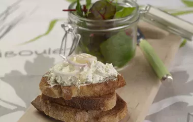 Tartine de Fromage Fouetté et salade sauce miel et noix