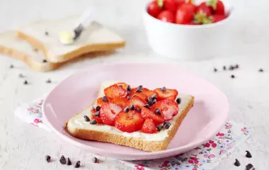 Tartines aux fraises et pépites de chocolat, Beurre Moulé La Pointe de Sel, Paysan Breton, 1240x775