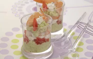 Verrine de guacamole au Fromage Fouetté Madame Loïk, crevettes roses et tomates cerise