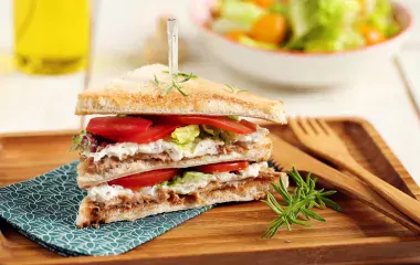 Club sandwich rillettes de poulet, tomates et fromage fouetté
