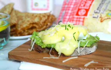 Toast de pain aux noix, avocat, crème d’Emmental et œuf poché