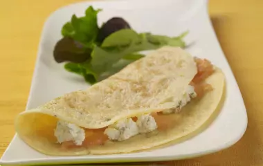 Omelette fine au saumon fumé et fromage fouetté