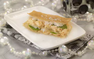 Millefeuille croquant de crabe, pousses d’épinards et chèvre