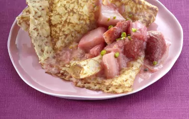 Crêpes À la Cassonade, compotée de rhubarbe et fraises