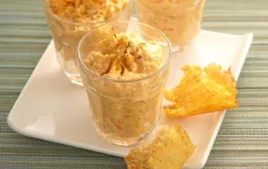 Verrine de mousse de carottes au gingembre frais et tuiles de parmesan