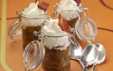 Verrine de compotée de pruneaux et oignons, Fromage Fouetté et croustillant de lard