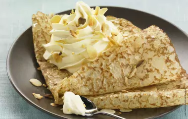 Crêpes à la crème fouettée passion, caramel et amandes grillées