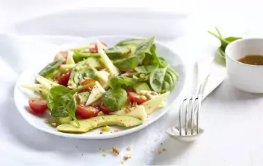 Salade avocat, pousse d'épinard et emmental