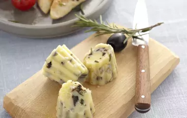 Beurre aromatisé aux olives noires et romarin