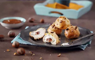 Choux à la crème, aux noisettes et cœur caramel