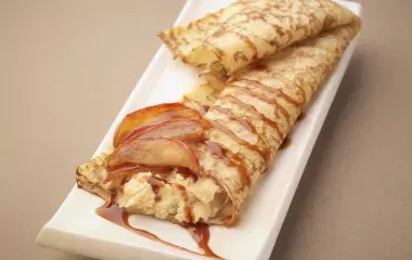 Crêpes à la pomme sautée au cidre, chantilly au caramel beurre salé