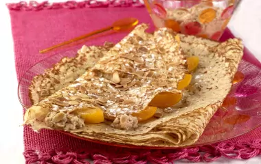 Crêpes Caramel à l'abricot, aux amandes effilées et à la chantilly