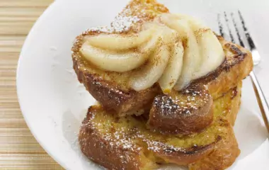 Pain perdu aux poires fondantes, caramel et noisettes