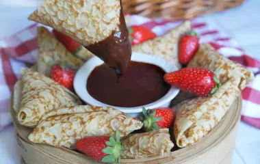 Samossa de crêpe aux fraises Gariguette et coulis de chocolat