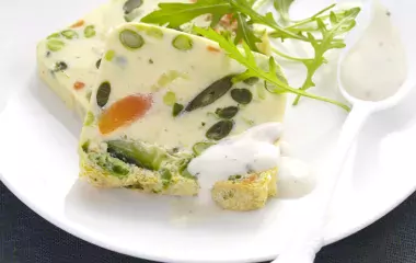 Terrine de jardinière de printemps et sauce onctueuse à la crème