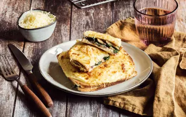 Croque-monsieur with spinach and mushrooms 