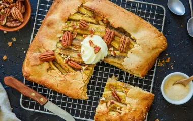 Tarte rustique aux bananes et noix de pécan