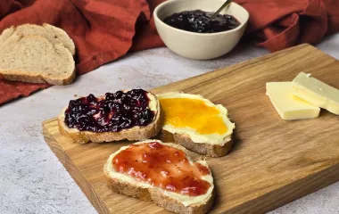 Pain, beurre tendre demi-sel paysan breton et confiture
