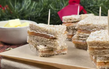 Mini-sandwich beurre, saumon fumé et aneth 