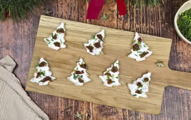 Petits sapins au fromage fouetté, tomates séchées et ciboulette