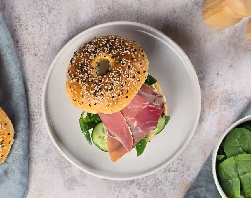 Bagel au Fromage Fouetté Madame Loïk, roquette et jambon cru