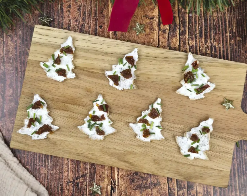Petits sapins au fromage fouetté, tomates séchées et ciboulette
