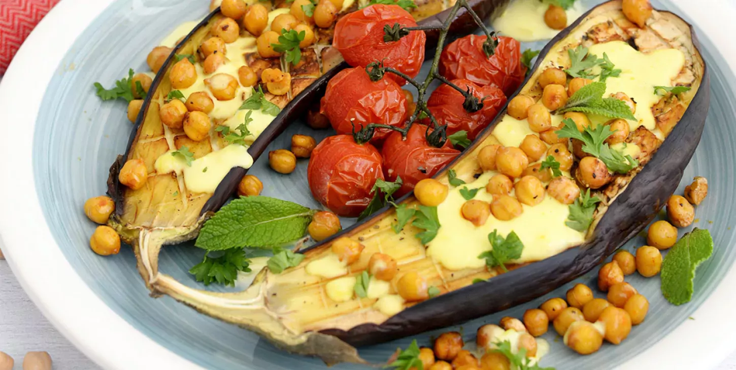 Aubergines, tomates et pois chiches rôtis, sauce curry au lait ribot
