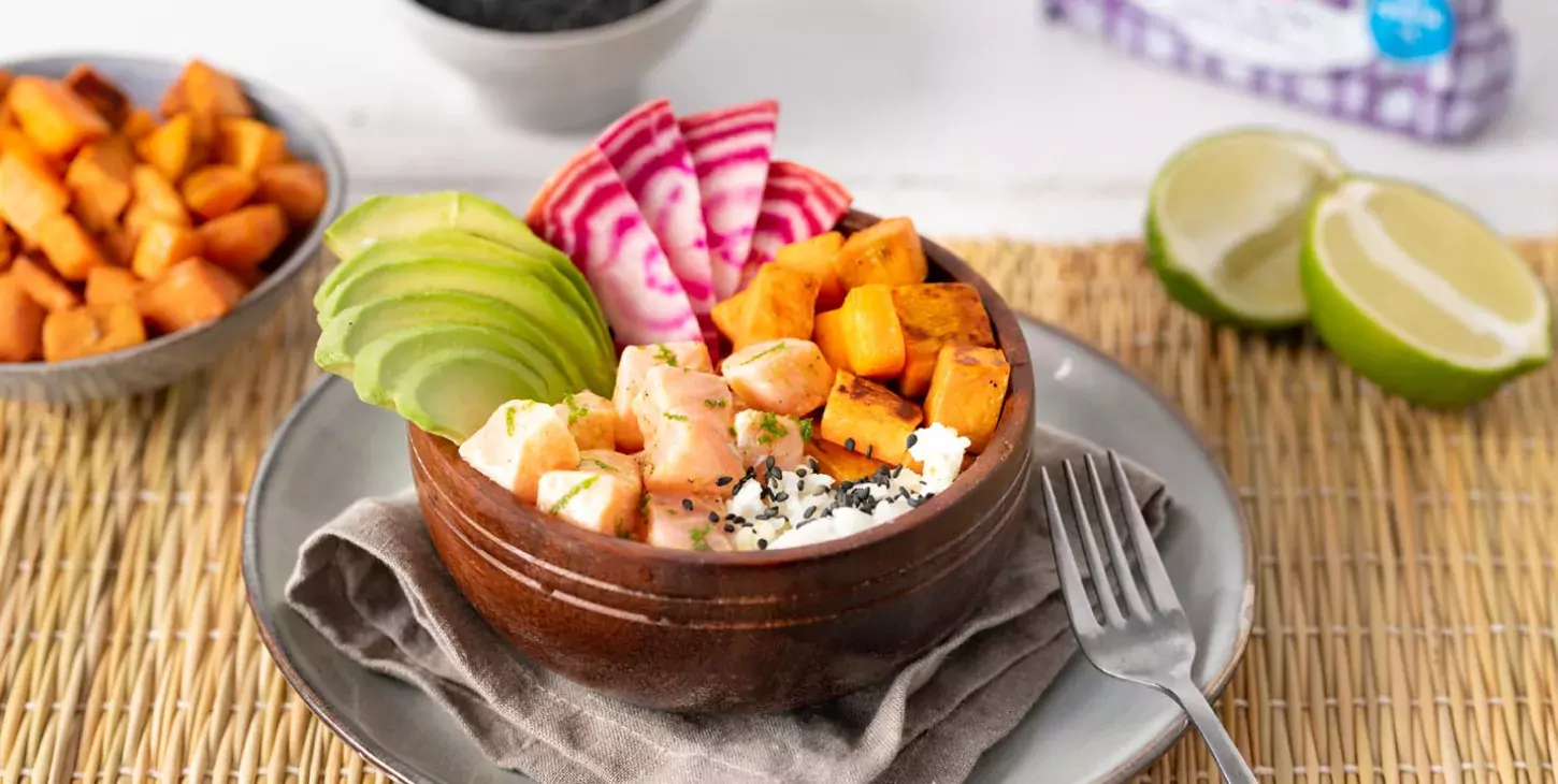 Poke bowl à la patate douce caramélisée et saumon mariné