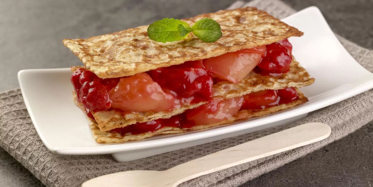 Millefeuilles de crêpes, compotée de pêches-framboises