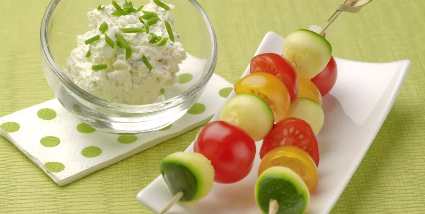 Mini brochettes de tomates cerises et billes de courgettes, Fromage Fouetté Échalote Ciboulette