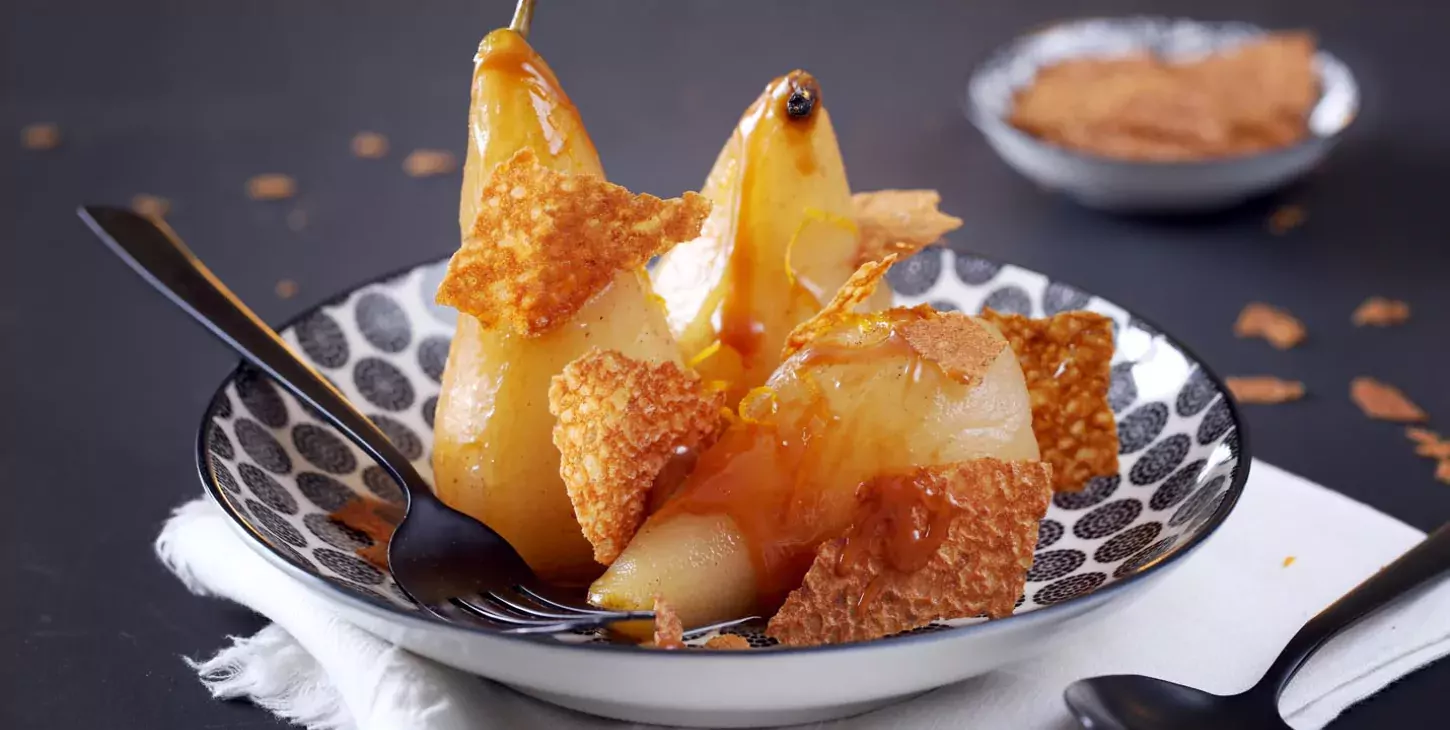 Poires pochées aux zeste d'orange et chips de crêpe