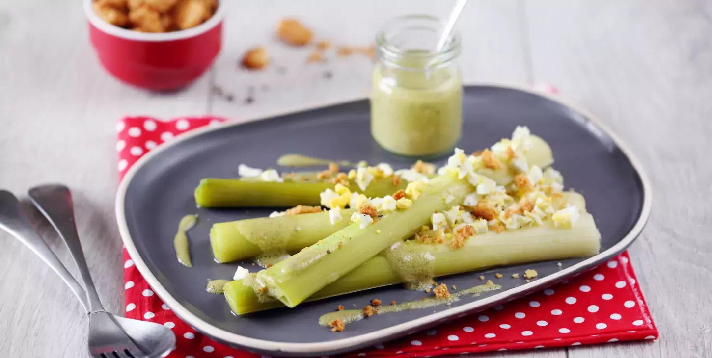 Poireaux en vinaigrette, œufs durs et crumble aux cristaux de sel