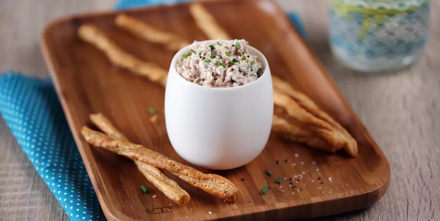 Rillettes van tonijn met opgeklopte kaas en mosterd op oude wijze