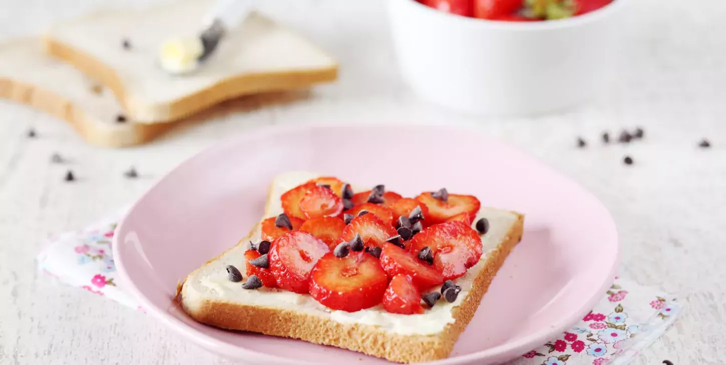 Tartines aux fraises et pépites de chocolat, Beurre Moulé La Pointe de Sel, Paysan Breton, 1240x775