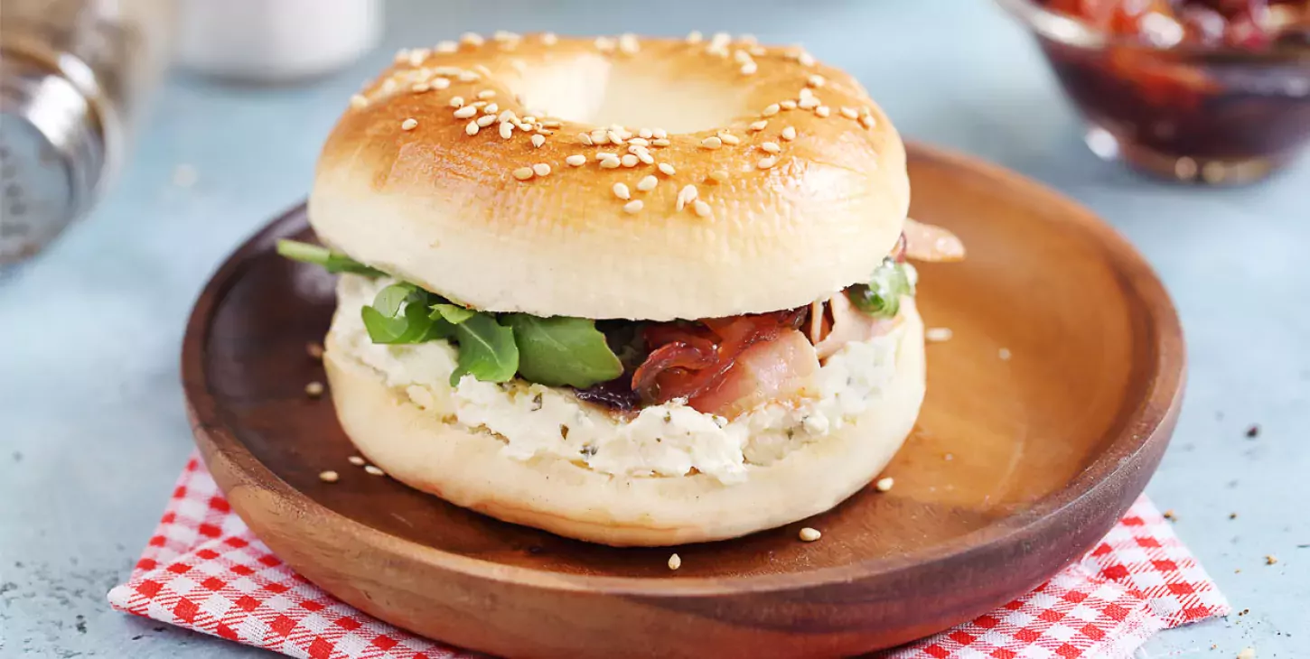 Bagel bacon oignon caramélisés roquette