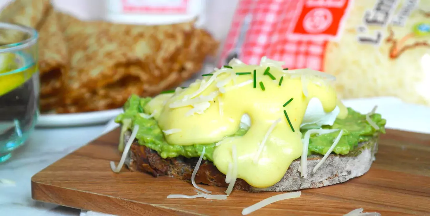 Toast de pain aux noix, avocat, crème d’Emmental et œuf poché